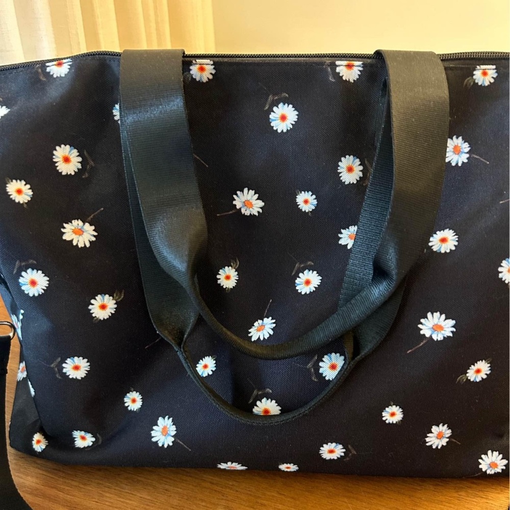 ✨BNWOT - Alice + Olivia Daisy Print Duffel Bag Adjustable Strap✨ - Picture 10 of 10